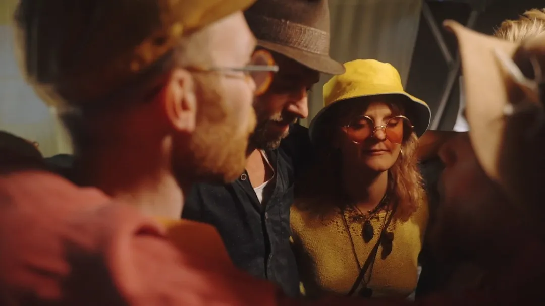 Bandet i varmt kvällsljus på Öland Roots.