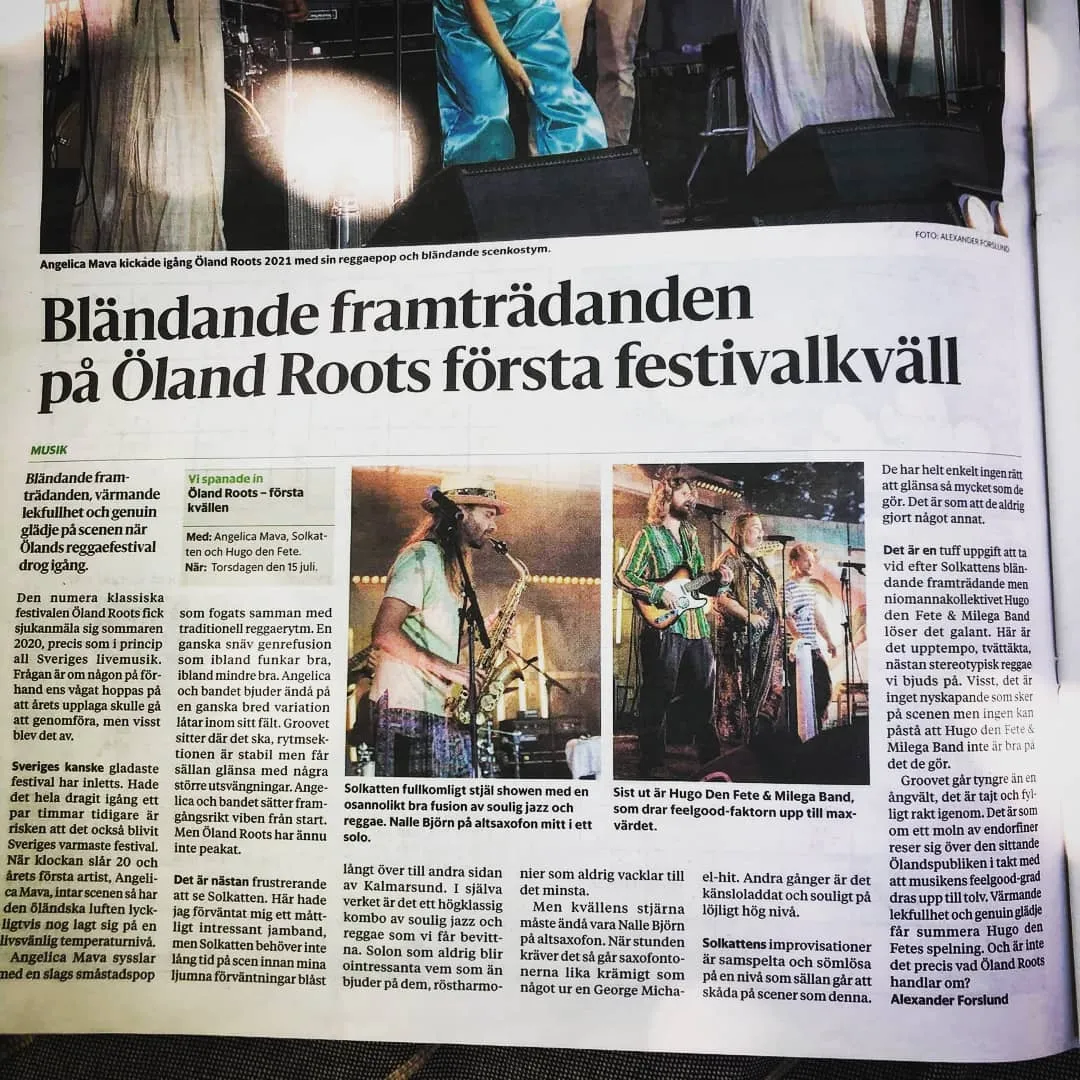 Tidningsurklipp med rubriken Bländande framträdanden på Öland Roots första festivalkväll.