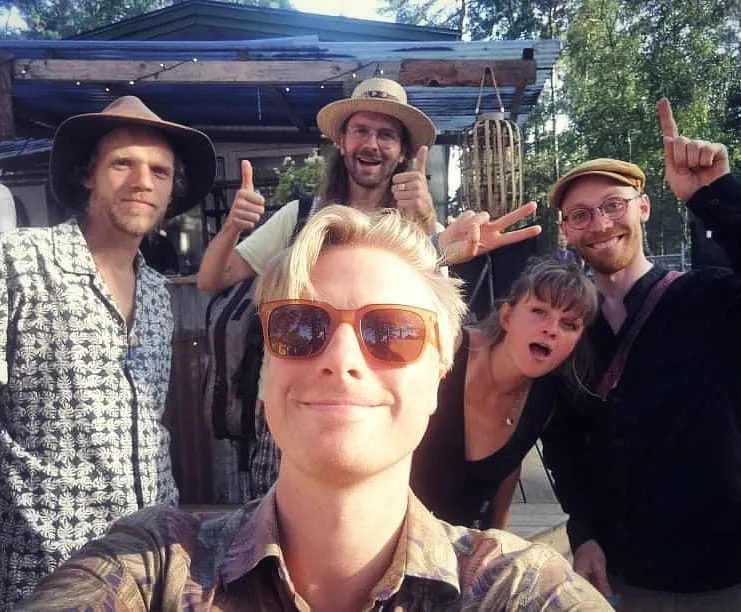 Solig selfie med bandet i hattar och solglasögon.